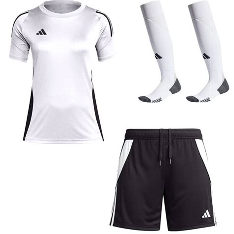 Adidas voetbaltenue